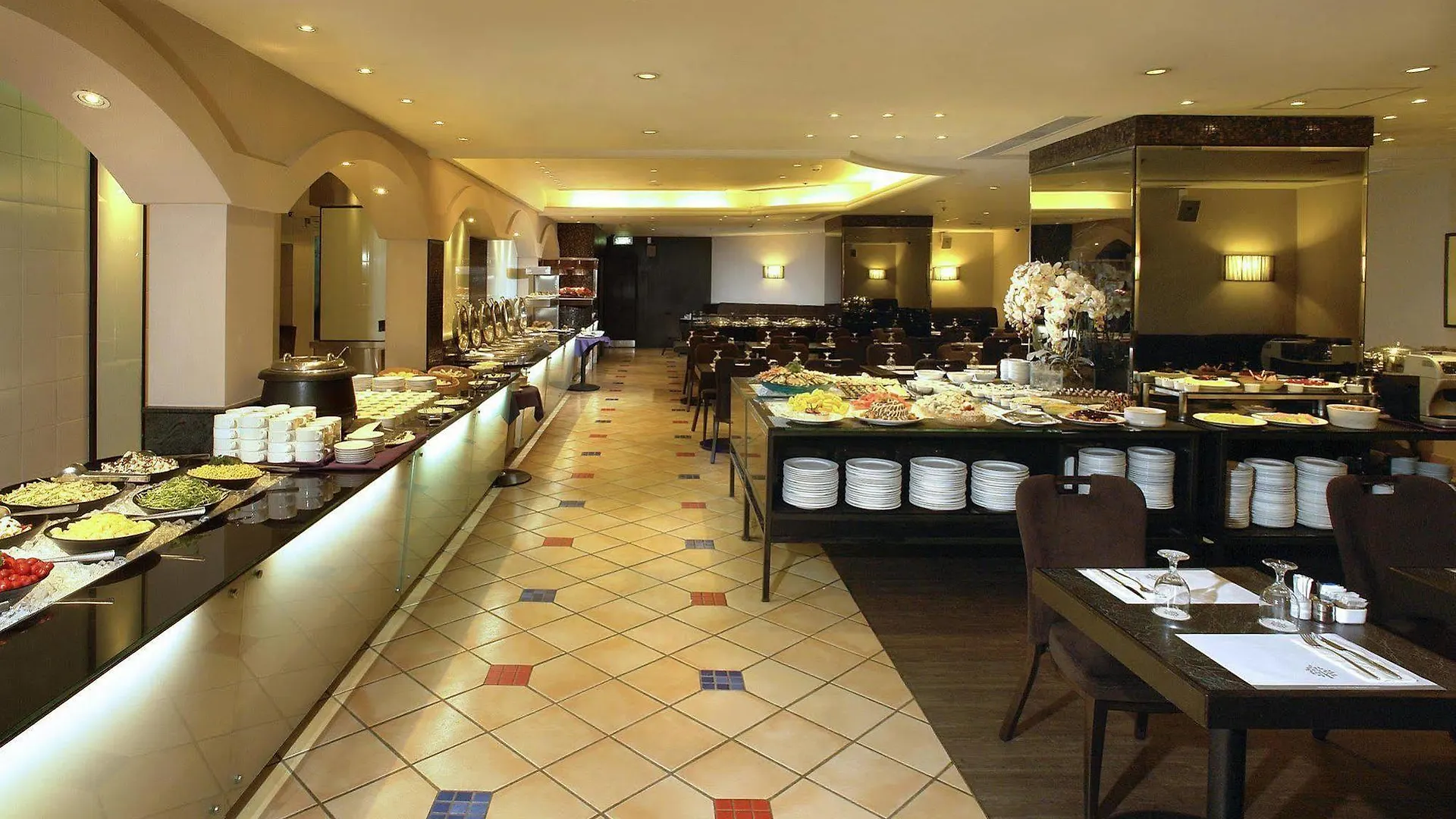 Empire Hotel Hong Kong - Wan Chai 4*,